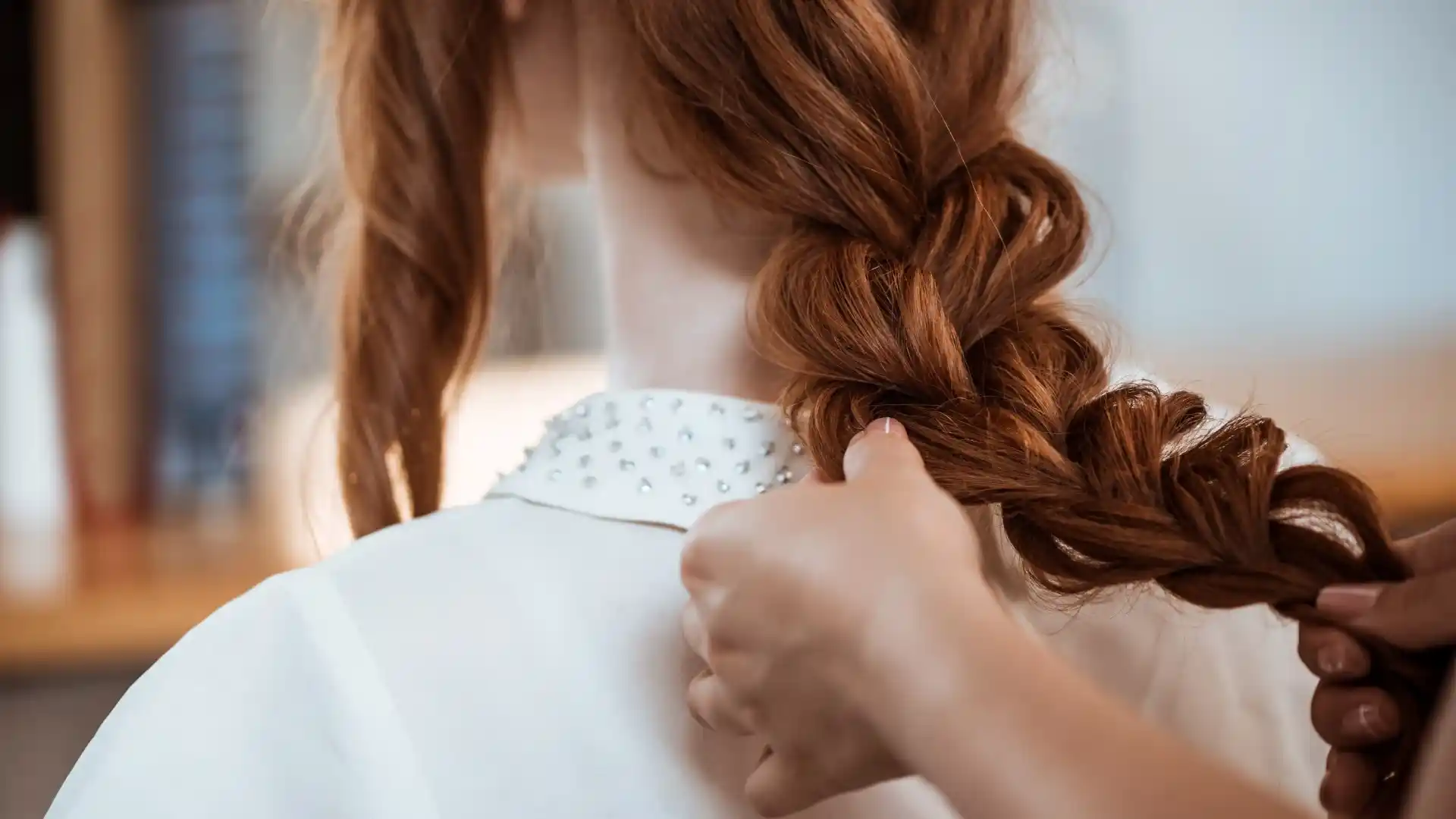 Le chignon bas flou, chic sans complication