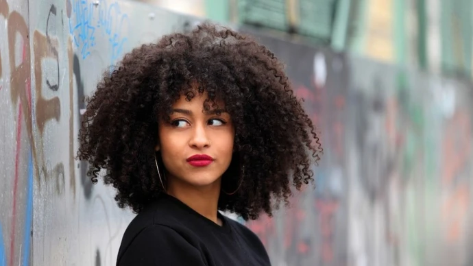 Le half-up twist, doux et naturel