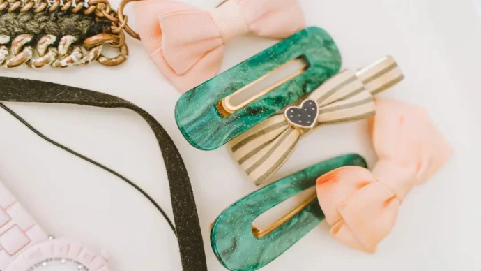 Comment intégrer les accessoires 90s dans votre garde‑robe moderne